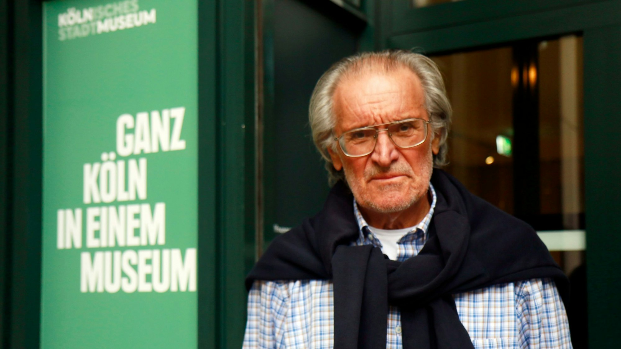 Zu sehen ist der Autor Georg Bönisch in der Vorderansicht.