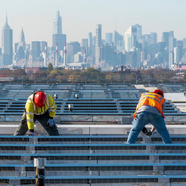 Elektriker installieren Solarpaneele im New Yorker Stadtteil Queens.