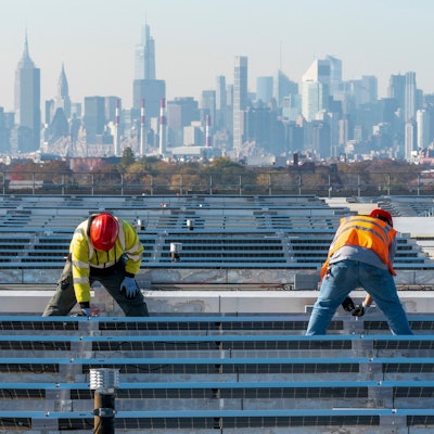 Elektriker installieren Solarpaneele im New Yorker Stadtteil Queens.