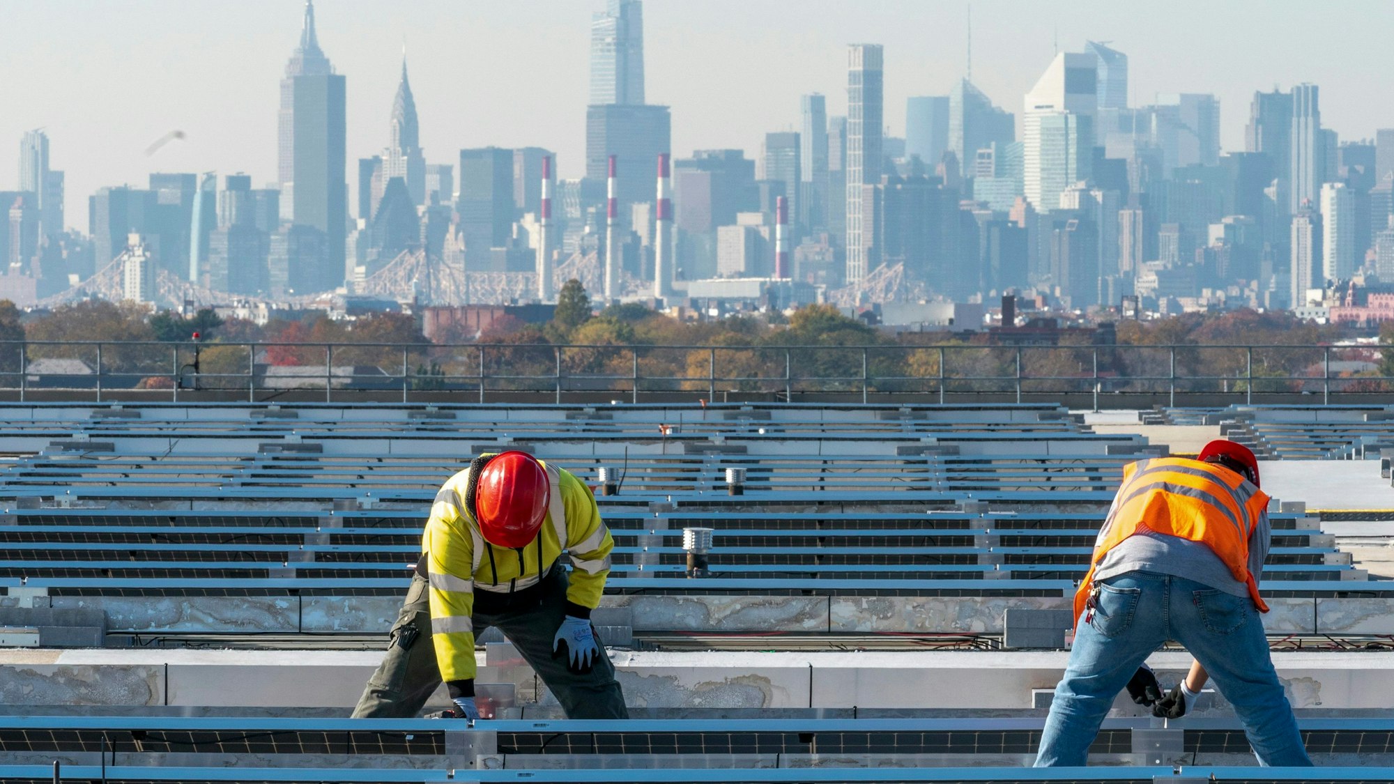 Elektriker installieren Solarpaneele im New Yorker Stadtteil Queens.