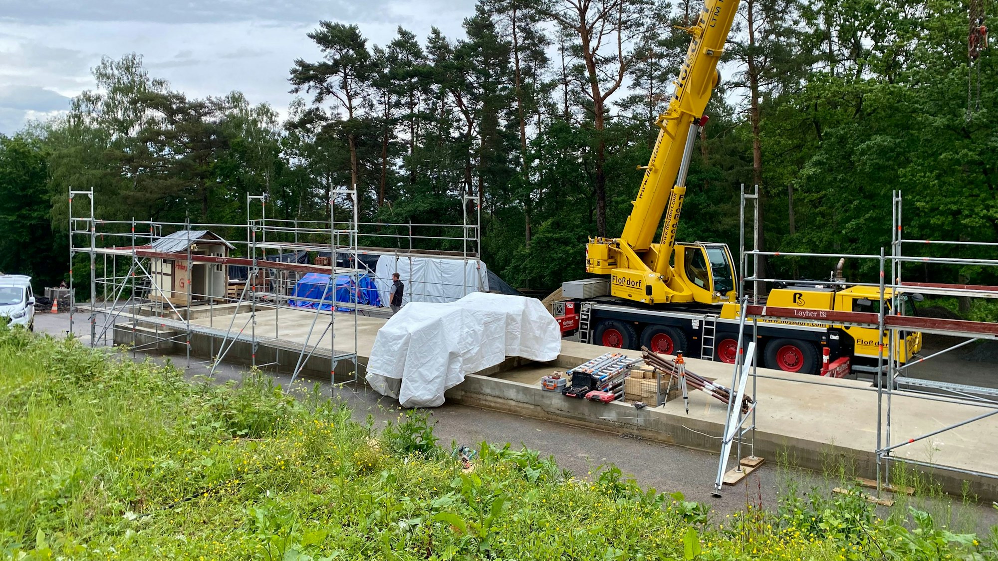 Auf der Bodenplatte im Freilichtmuseum Kommern liegen die verfrachteten Teile.