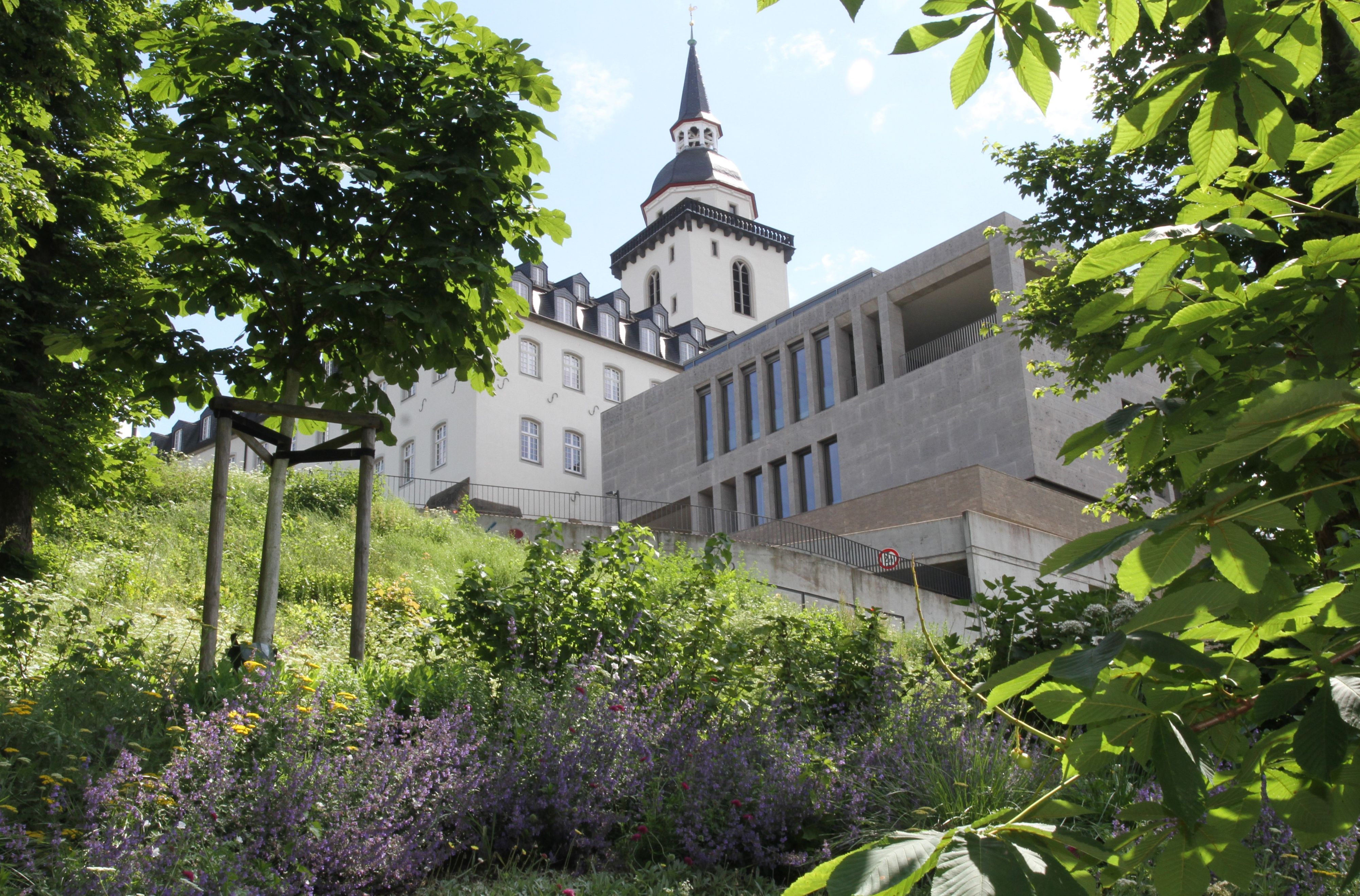 Michaelsberg, Übergang Katholisch-Soziales Institut mit Neubau und Altbau der ehemaligen Abtei