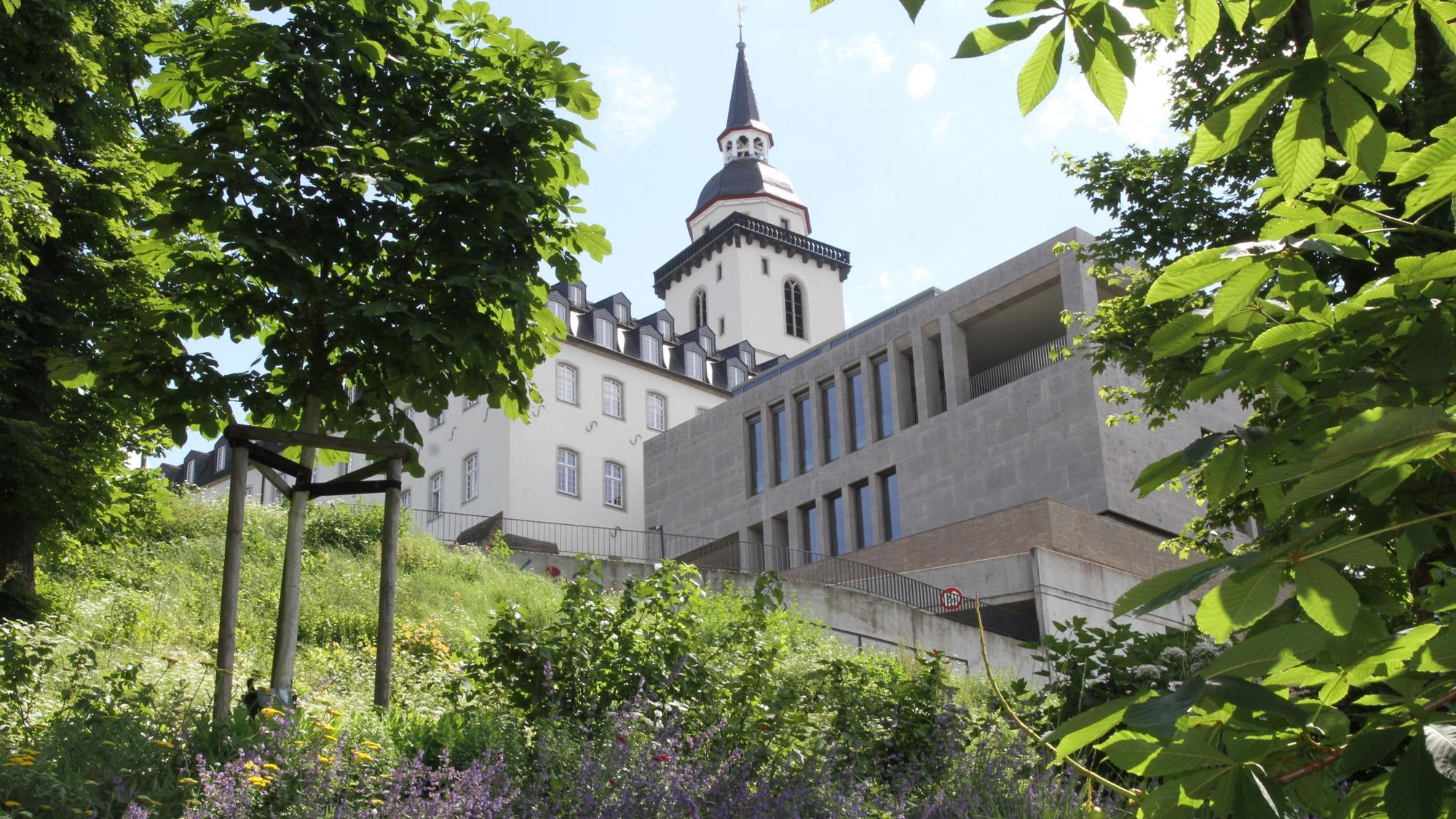 Michaelsberg, Übergang Katholisch-Soziales Institut mit Neubau und Altbau der ehemaligen Abtei