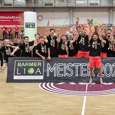 So sehen Sieger aus: Kapitän Kelvin Omojola von den Dragons Rhöndorf präsentiert den Meister-Pokal.