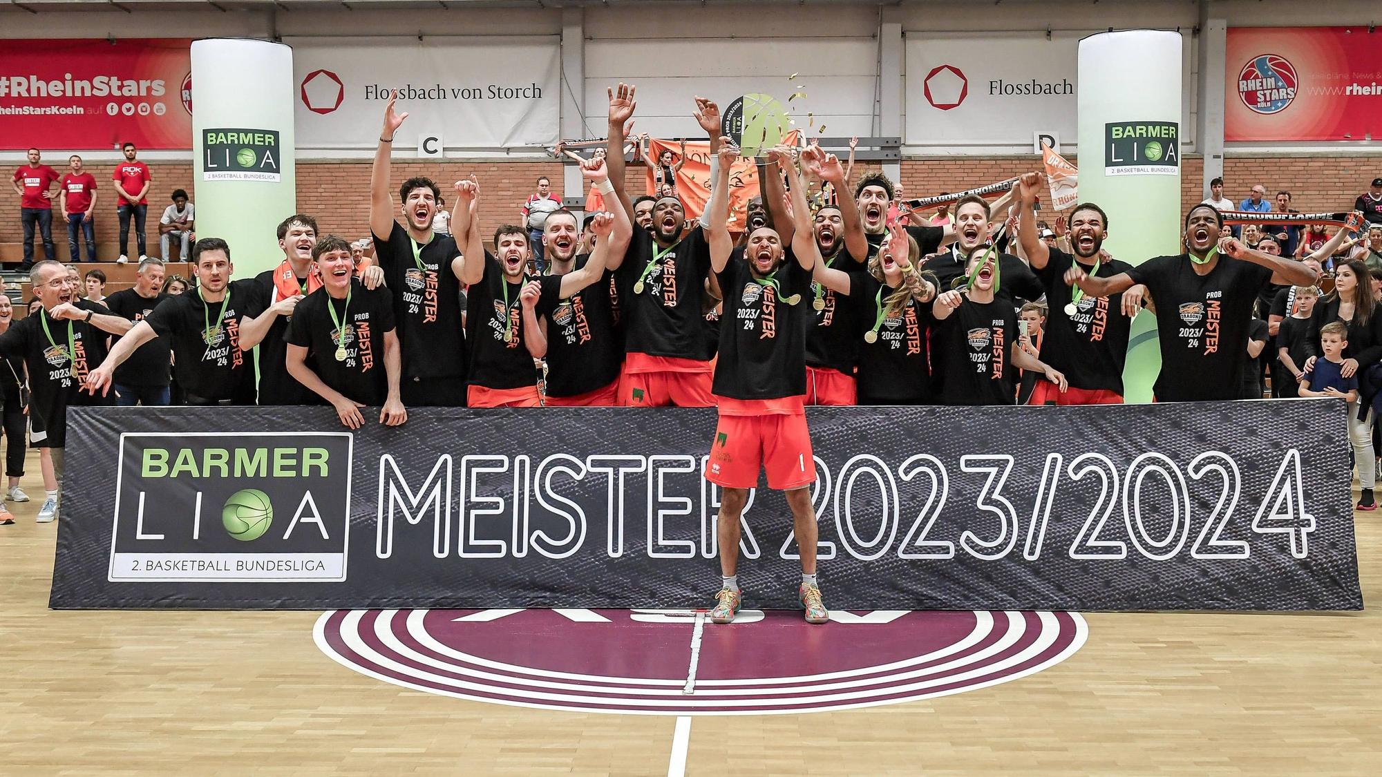 So sehen Sieger aus: Kapitän Kelvin Omojola von den Dragons Rhöndorf präsentiert den Meister-Pokal.