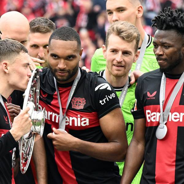 18.05.2024, Nordrhein-Westfalen, Leverkusen: Fußball: Bundesliga, Bayer Leverkusen - FC Augsburg, 34. Spieltag, BayArena. Leverkusens Florian Wirtz küsst die Meisterschale. (zu dpa: ««Formstärkste Mannschaft Europas»: Bayer forsch ins Finale») Foto: Federico Gambarini/dpa - WICHTIGER HINWEIS: Gemäß den Vorgaben der DFL Deutsche Fußball Liga bzw. des DFB Deutscher Fußball-Bund ist es untersagt, in dem Stadion und/oder vom Spiel angefertigte Fotoaufnahmen in Form von Sequenzbildern und/oder videoähnlichen Fotostrecken zu verwerten bzw. verwerten zu lassen. +++ dpa-Bildfunk +++
