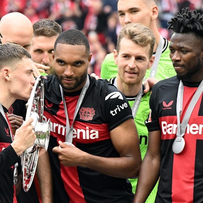 18.05.2024, Nordrhein-Westfalen, Leverkusen: Fußball: Bundesliga, Bayer Leverkusen - FC Augsburg, 34. Spieltag, BayArena. Leverkusens Florian Wirtz küsst die Meisterschale. (zu dpa: ««Formstärkste Mannschaft Europas»: Bayer forsch ins Finale») Foto: Federico Gambarini/dpa - WICHTIGER HINWEIS: Gemäß den Vorgaben der DFL Deutsche Fußball Liga bzw. des DFB Deutscher Fußball-Bund ist es untersagt, in dem Stadion und/oder vom Spiel angefertigte Fotoaufnahmen in Form von Sequenzbildern und/oder videoähnlichen Fotostrecken zu verwerten bzw. verwerten zu lassen. +++ dpa-Bildfunk +++