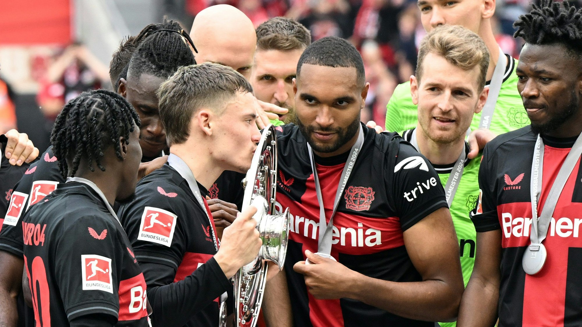 18.05.2024, Nordrhein-Westfalen, Leverkusen: Fußball: Bundesliga, Bayer Leverkusen - FC Augsburg, 34. Spieltag, BayArena. Leverkusens Florian Wirtz küsst die Meisterschale. (zu dpa: ««Formstärkste Mannschaft Europas»: Bayer forsch ins Finale») Foto: Federico Gambarini/dpa - WICHTIGER HINWEIS: Gemäß den Vorgaben der DFL Deutsche Fußball Liga bzw. des DFB Deutscher Fußball-Bund ist es untersagt, in dem Stadion und/oder vom Spiel angefertigte Fotoaufnahmen in Form von Sequenzbildern und/oder videoähnlichen Fotostrecken zu verwerten bzw. verwerten zu lassen. +++ dpa-Bildfunk +++