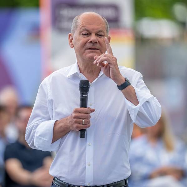 Bundeskanzler Olaf Scholz (SPD) nimmt am Demokratiefest teil anlässlich des Jubiläums 75 Jahre Grundgesetz und spricht im Dialogforum mit Bürgern. Scholz äußerte sich dabei am 26. Mai auch zu Russlands Krieg.