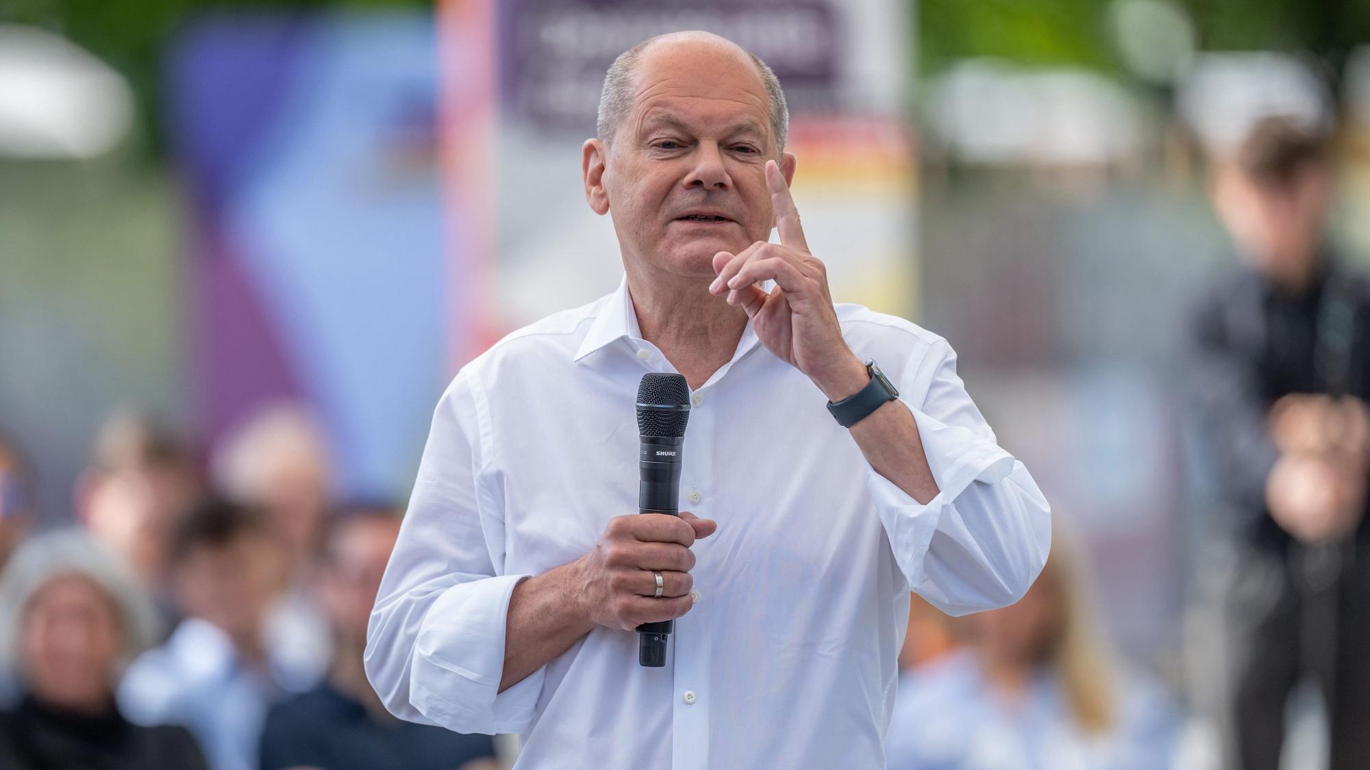 Bundeskanzler Olaf Scholz (SPD) nimmt am Demokratiefest teil anlässlich des Jubiläums 75 Jahre Grundgesetz und spricht im Dialogforum mit Bürgern. Scholz äußerte sich dabei am 26. Mai auch zu Russlands Krieg.