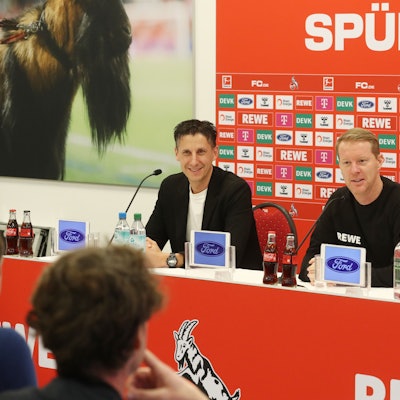 Christian Keller, Sportgeschäftsführer des 1. FC Köln, präsentiert am 4. Januar 2024 den neuen Trainer Timo Schultz.
