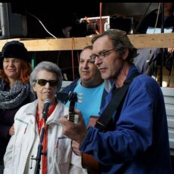 Mucki Koch (in Weiß) auf einem Edelweißpiraten-Festival. Im Hintergrund Stathis „Filos“ Tseliopoulos, rechts der 2023 verstorbene Liedermacher „Fotler“ Erik Schellhorn.