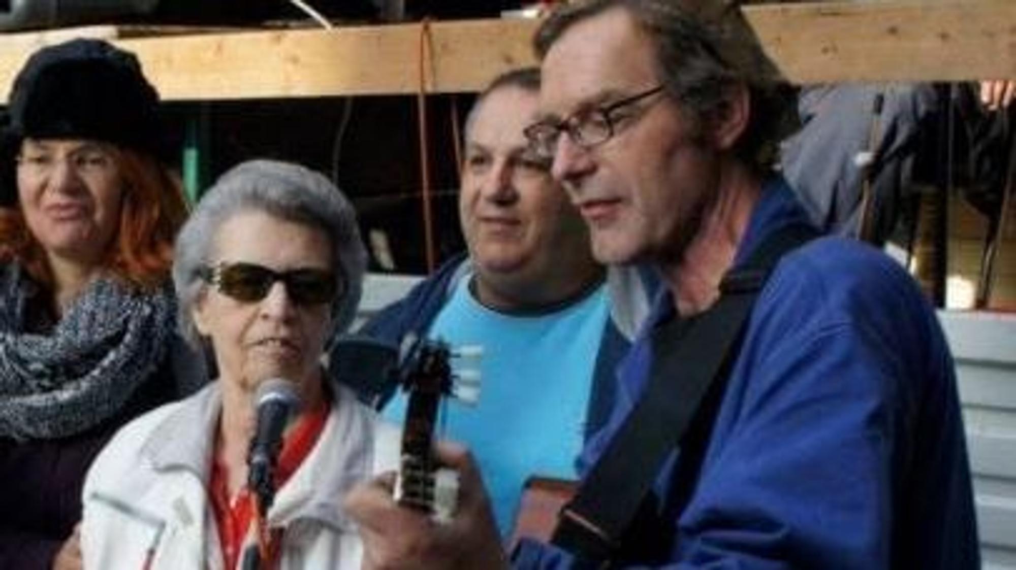 Mucki Koch (in Weiß) auf einem Edelweißpiraten-Festival. Im Hintergrund Stathis „Filos“ Tseliopoulos, rechts der 2023 verstorbene Liedermacher „Fotler“ Erik Schellhorn.