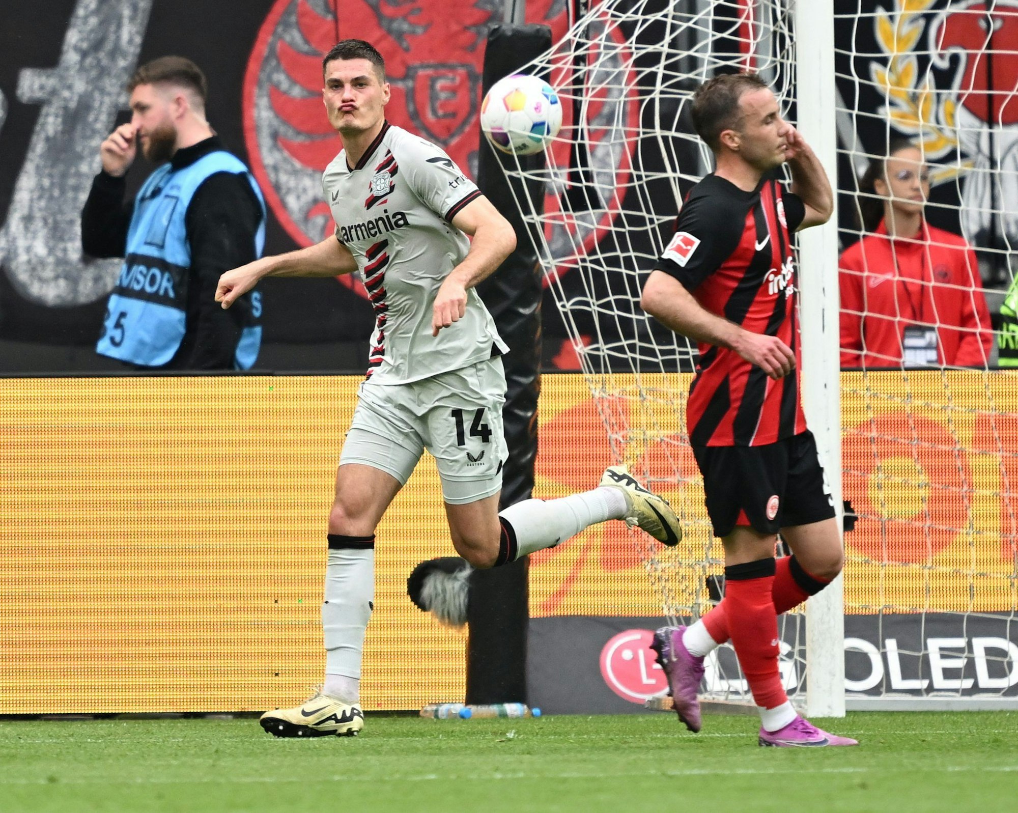 05.05.2024, Hessen, Frankfurt/Main: Fußball: Bundesliga, Eintracht Frankfurt - Bayer 04 Leverkusen, 32. Spieltag, Deutsche Bank Park. Leverkusens Patrik Schick (l) jubelt nach seinem Tor zum 2:1 neben Frankfurts Mario Götze Foto: Arne Dedert/dpa - WICHTIGER HINWEIS: Gemäß den Vorgaben der DFL Deutsche Fußball Liga bzw. des DFB Deutscher Fußball-Bund ist es untersagt, in dem Stadion und/oder vom Spiel angefertigte Fotoaufnahmen in Form von Sequenzbildern und/oder videoähnlichen Fotostrecken zu verwerten bzw. verwerten zu lassen. +++ dpa-Bildfunk +++