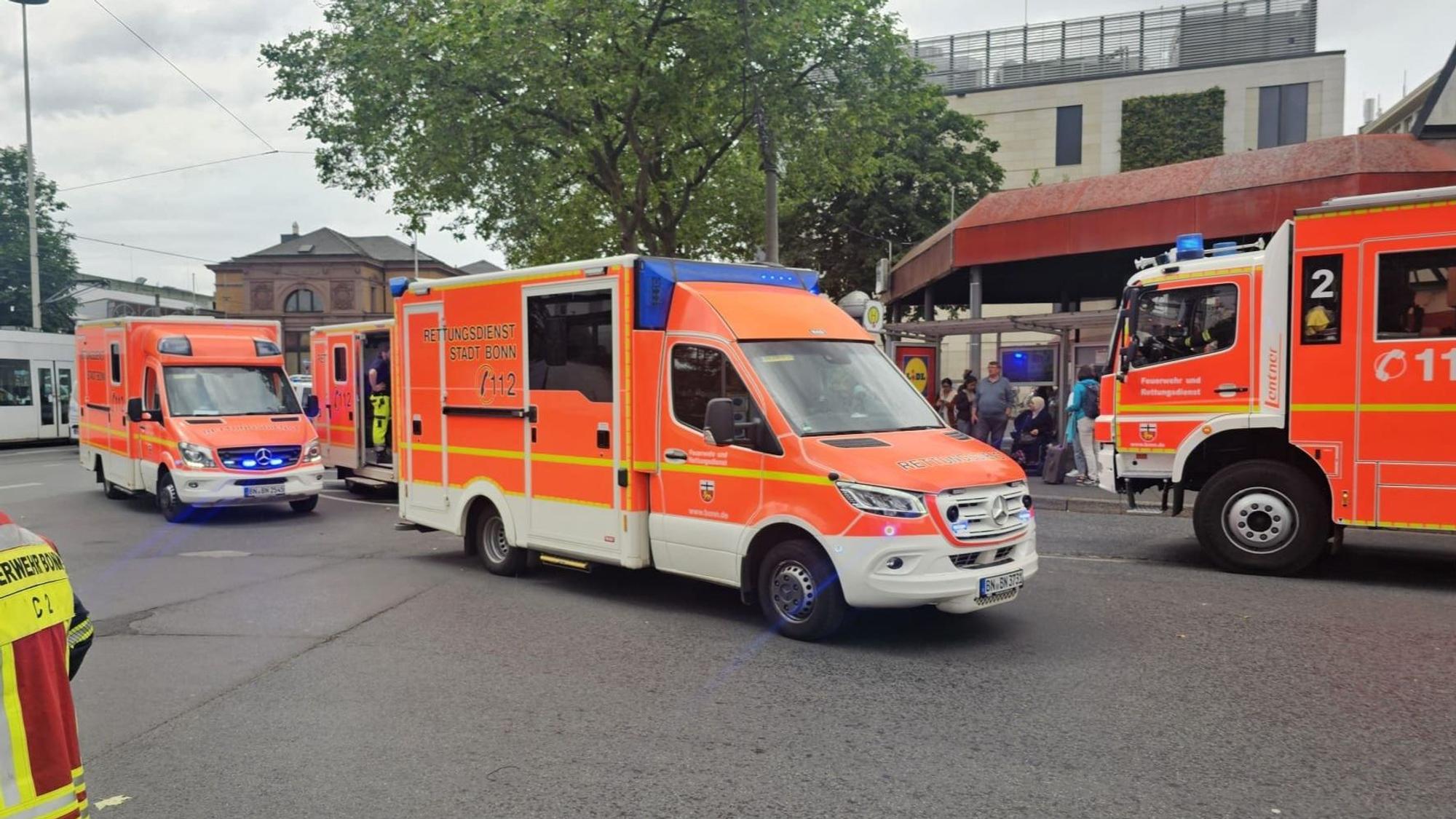 Mehrere Rettungswagen stehen im Bereich des Bonner Hauptbahnhofs.