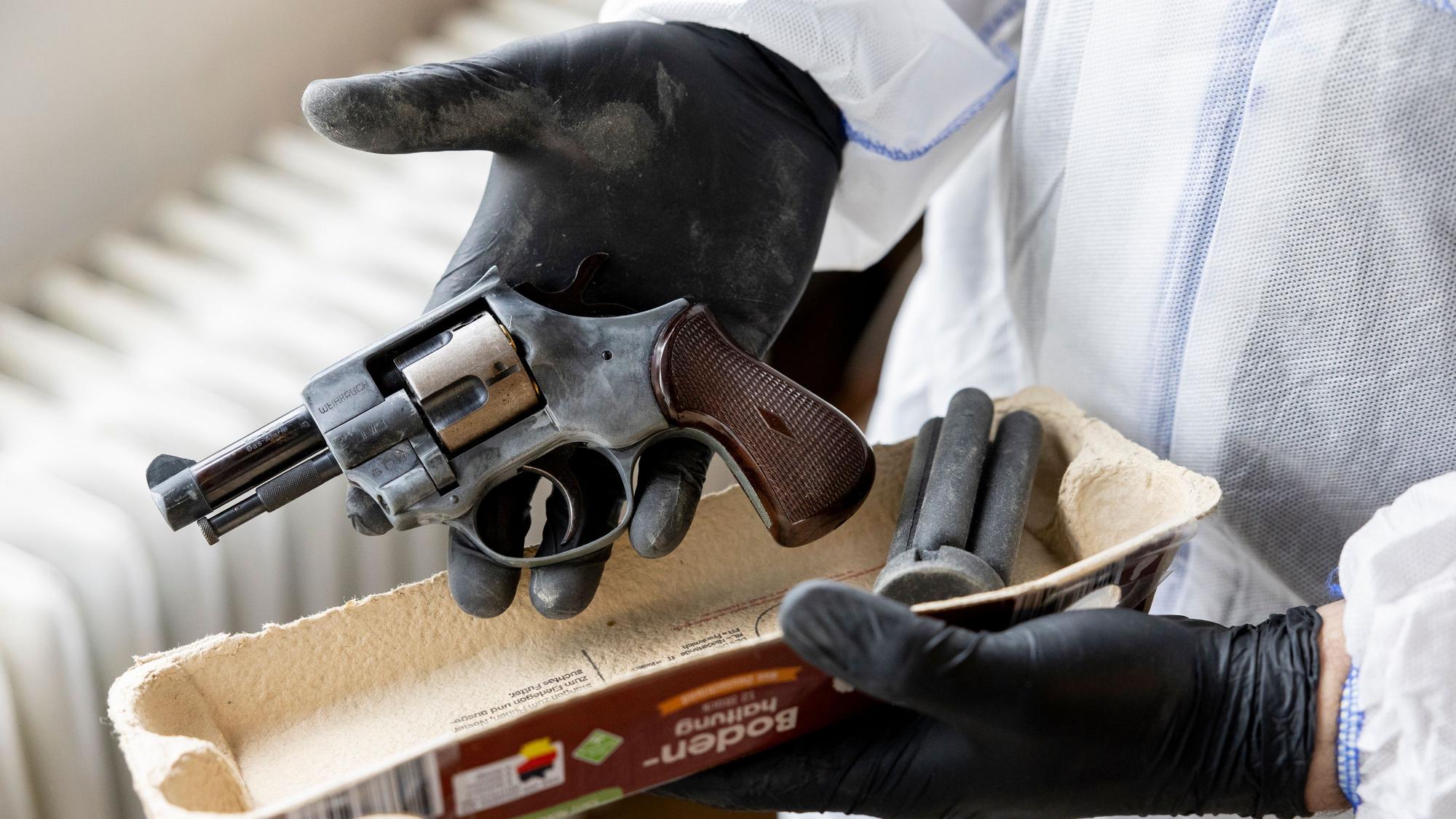 In einem Eierkarton hinter dem Bett hat Sebastian Baals einen Gasrevolver gefunden.