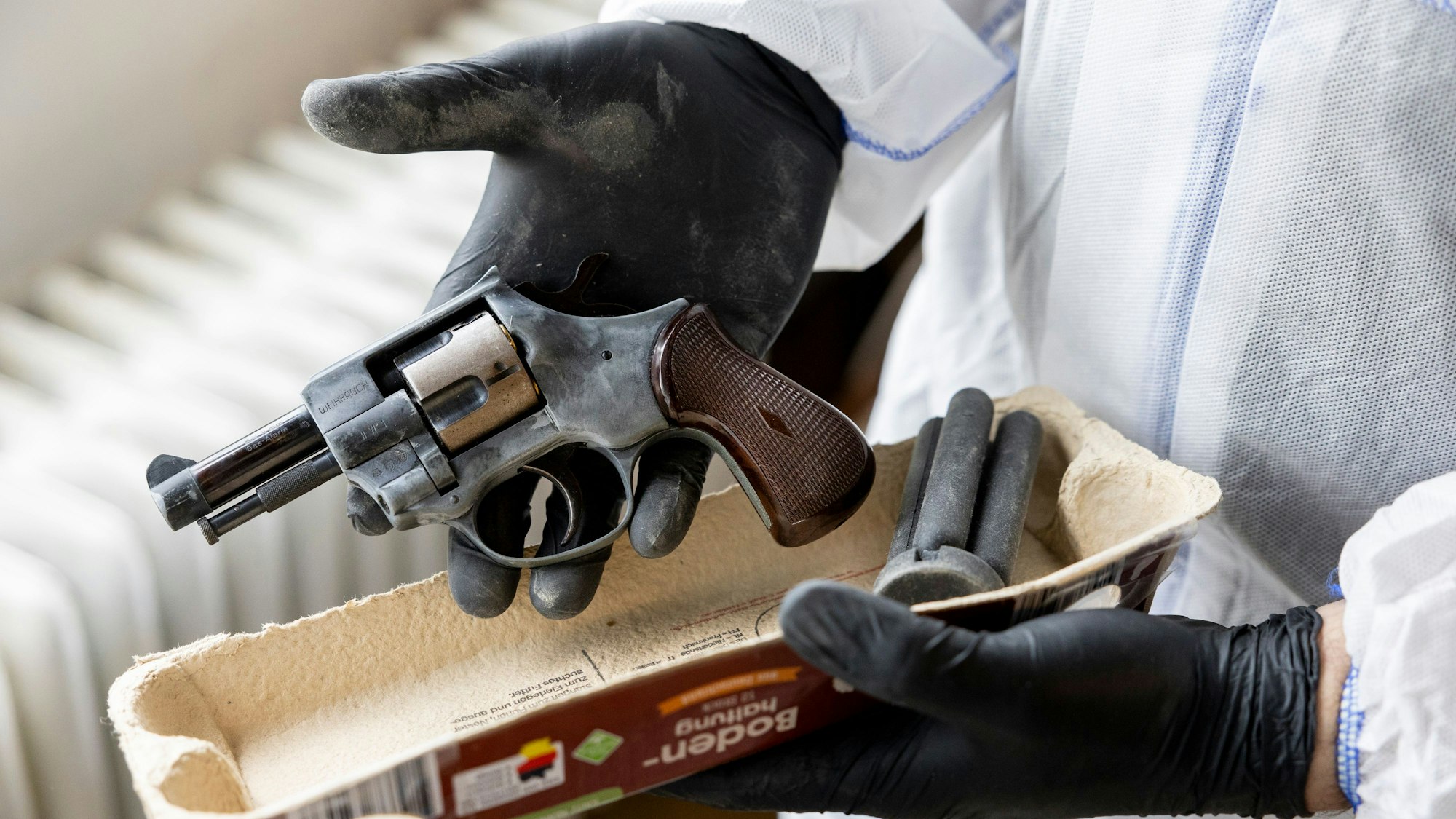 In einem Eierkarton hinter dem Bett hat Sebastian Baals einen Gasrevolver gefunden.