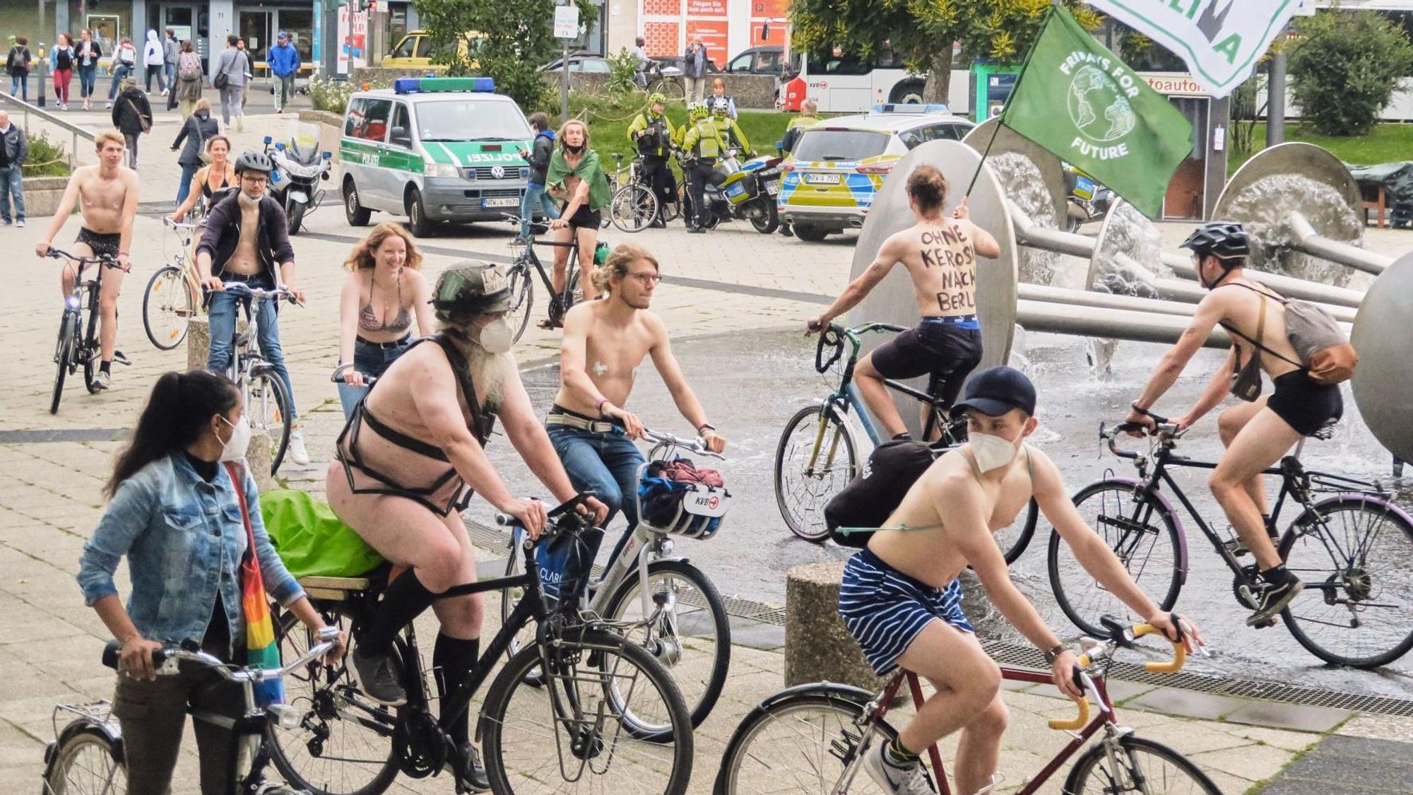 Zu sehen ist eine Gruppe von Radfahrerinnen und Radfahrern, die durch Köln fahren.