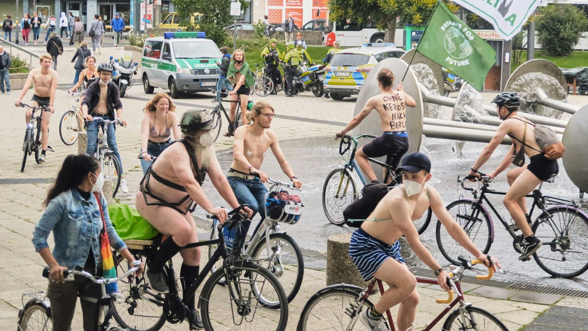 Zu sehen ist eine Gruppe von Radfahrerinnen und Radfahrern, die durch Köln fahren.