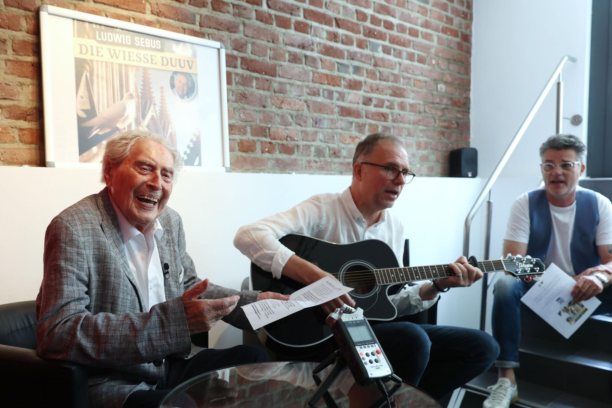 Ludwig Sebus, Wolfgang Löhr und Dirk Meierlücke sitzen zusammen und singen.