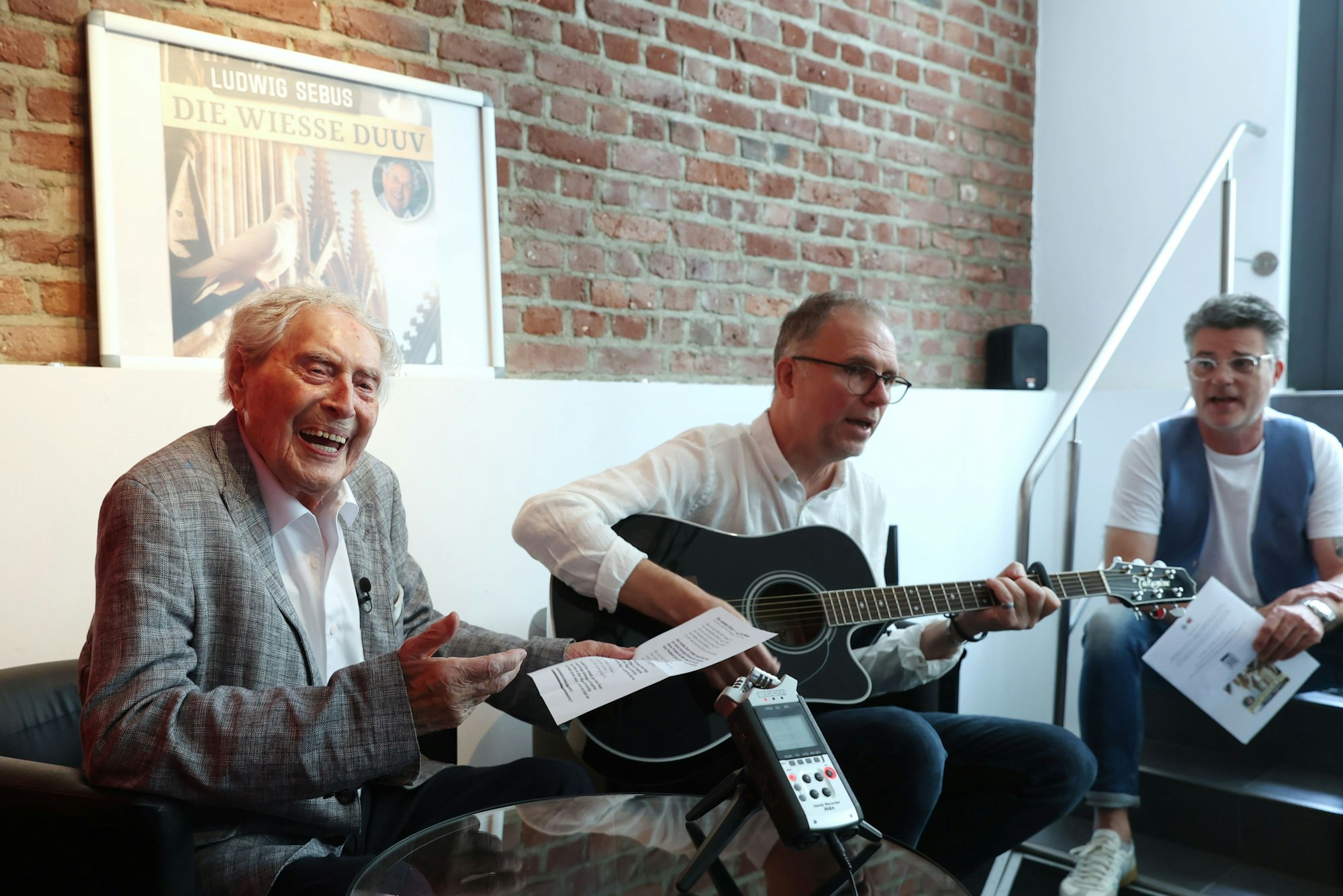 Ludwig Sebus, Wolfgang Löhr und Dirk Meierlücke sitzen zusammen und singen.