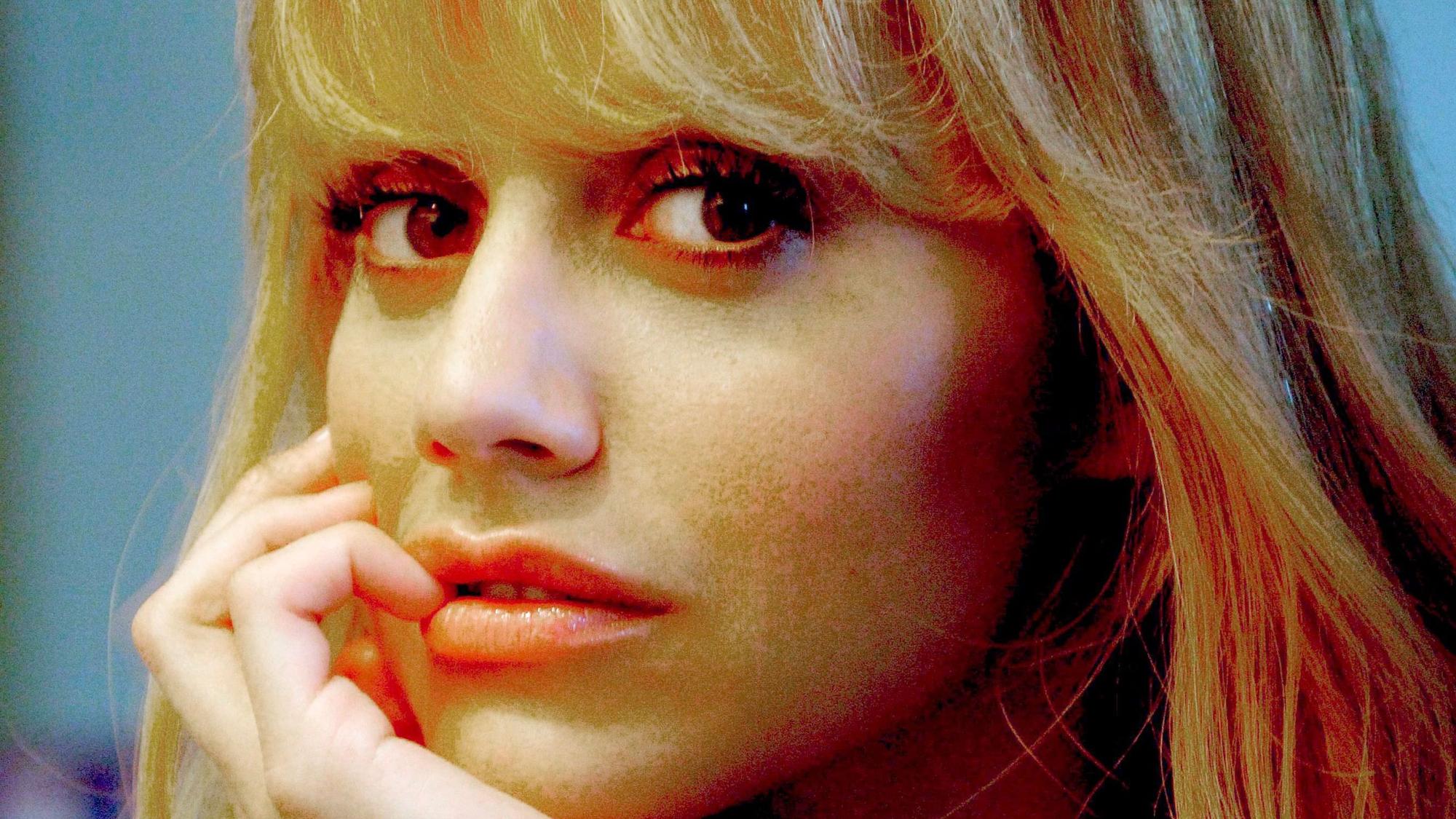 Brittany Murphy schaut sinnlich in die Kamera.