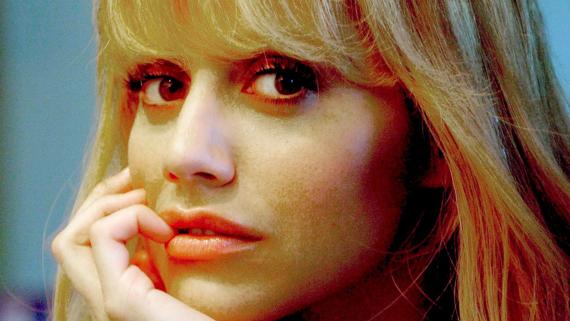 Brittany Murphy schaut sinnlich in die Kamera.