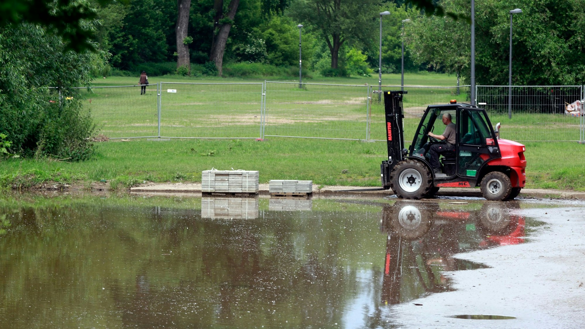 Matschige Wiese, riesige Pfützen: Im Jugendpark steht das Wasser. Der Veranstalter könne hier kein Camp aufbauen.