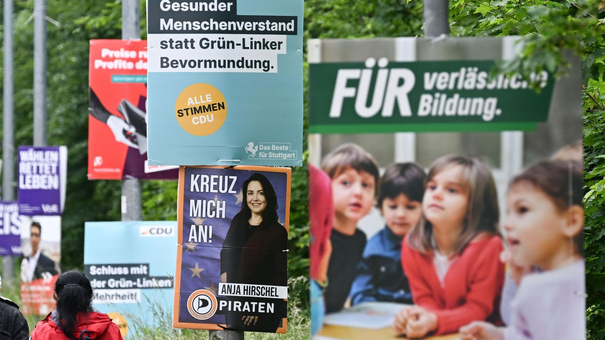 Wahlplakate für die Europawahl und die Kommunalwahl hängen an einer Straße, die in die baden-württembergische Landeshauptstadt Stuttgart führt.