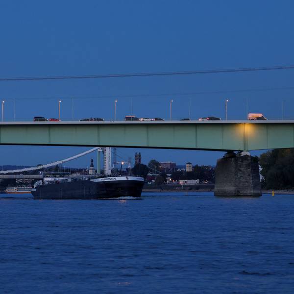 Die beleuchtete Zoobrücke in der Dämmerung.