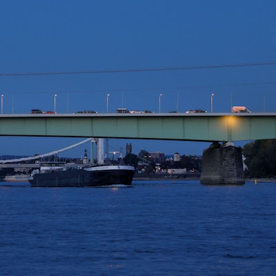 Die beleuchtete Zoobrücke in der Dämmerung.