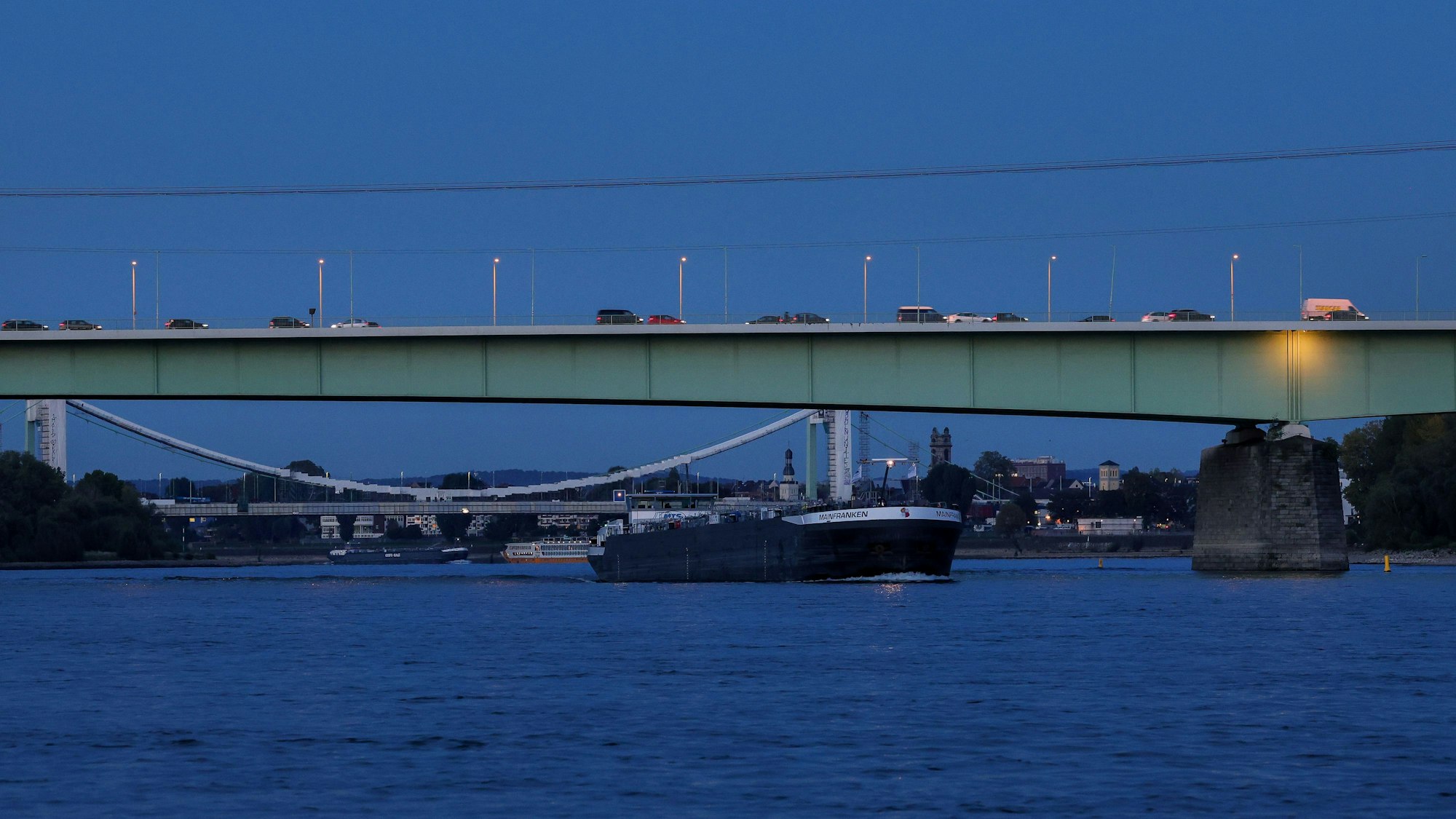 Die beleuchtete Zoobrücke in der Dämmerung.