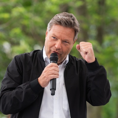 Robert Habeck (Bündnis 90/Die Grünen), Bundesminister für Wirtschaft und Klimaschutz, spricht beim Demokratiefest im Berliner Regierungsviertel. Habeck äußerte sich dabei auch zum umstrittenen Heizungsgesetz.