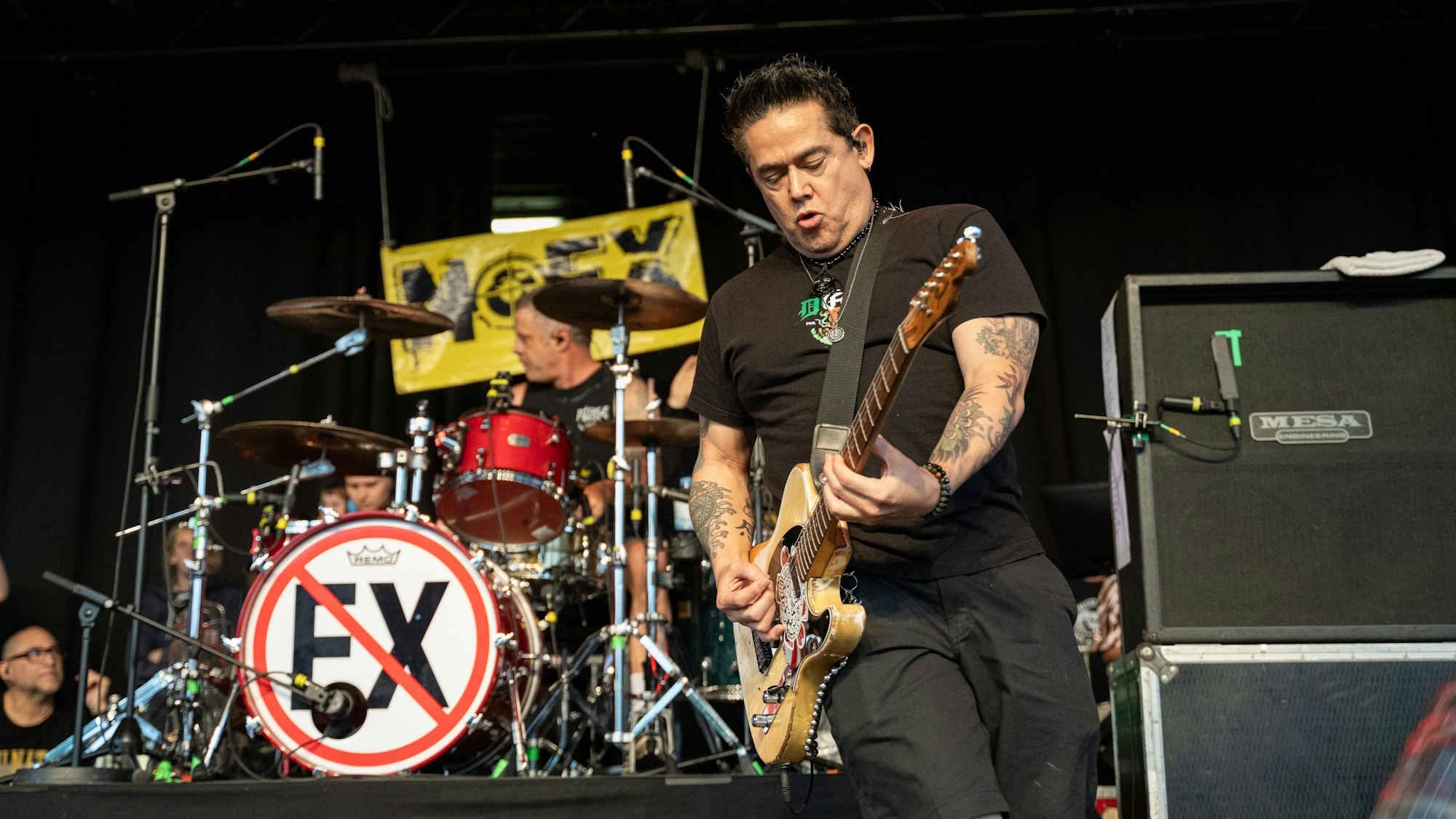 Gitarrist Aaron „El Hefe“ Abeyta (r.) und Schlagzeuger Erik „Smelly“ Sandin im Hintergrund.