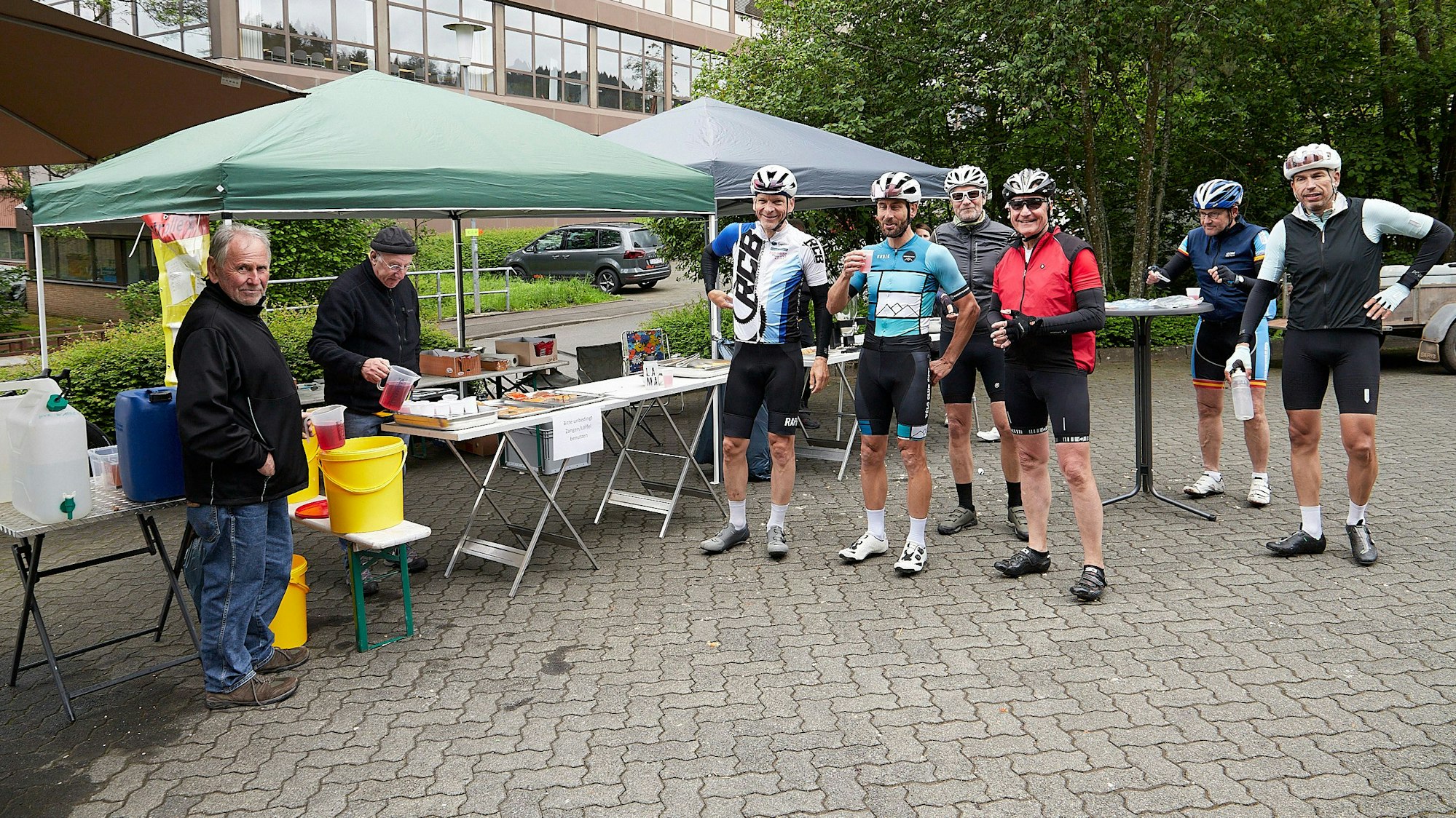 Zahlreiche Fahrradfahrer stehen im Rahmen der Radtouristikfahrt an einer Verpflegungsstelle bei Blumenthal.