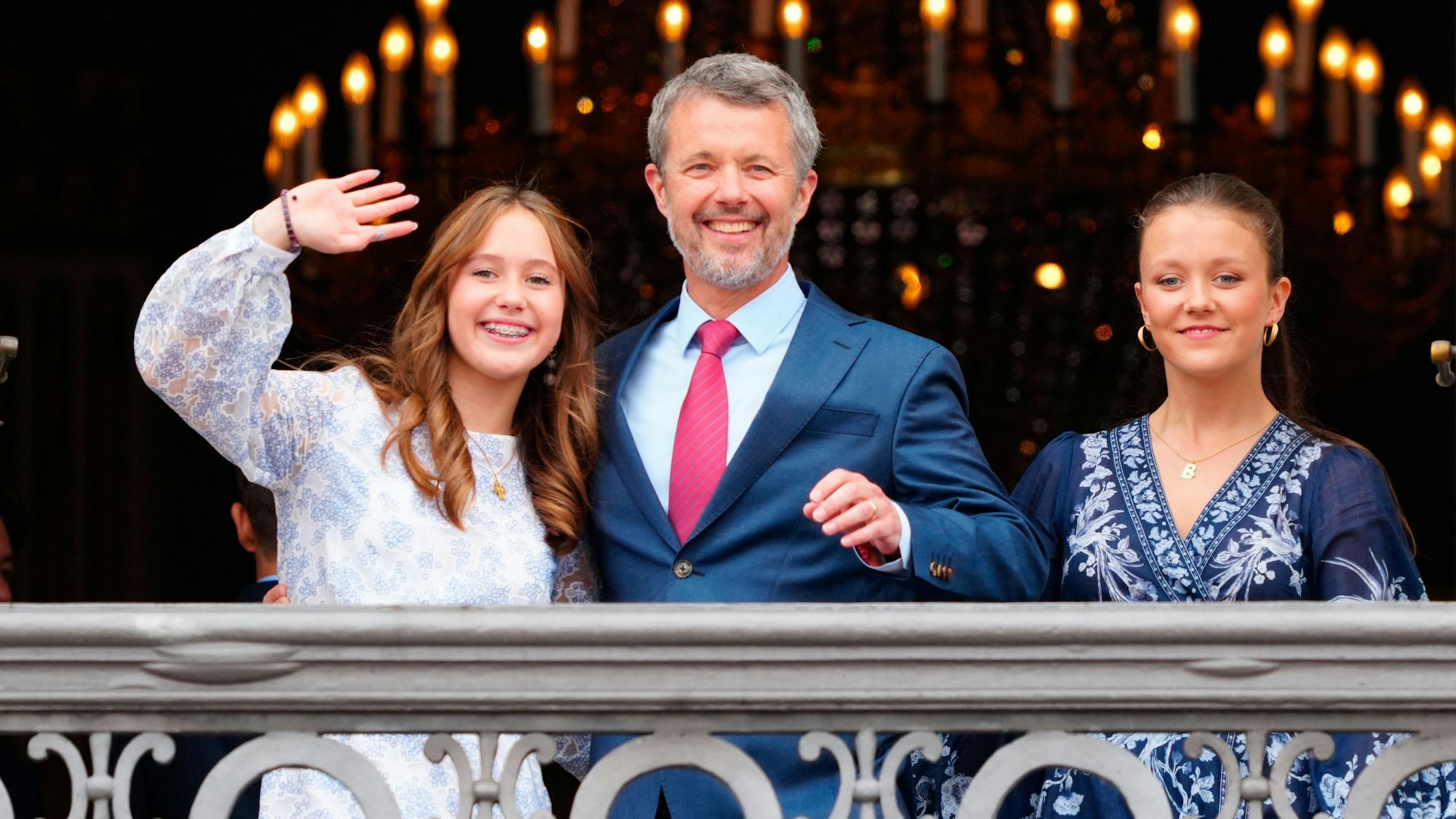 Prinzessin Josephine (links), Prinzessin Isabella (rechts) und der dänische König Frederik X. feiern vom Balkon aus seinen 56. Geburtstag im Palast von Frederik VIII. auf Schloss Amalienborg.