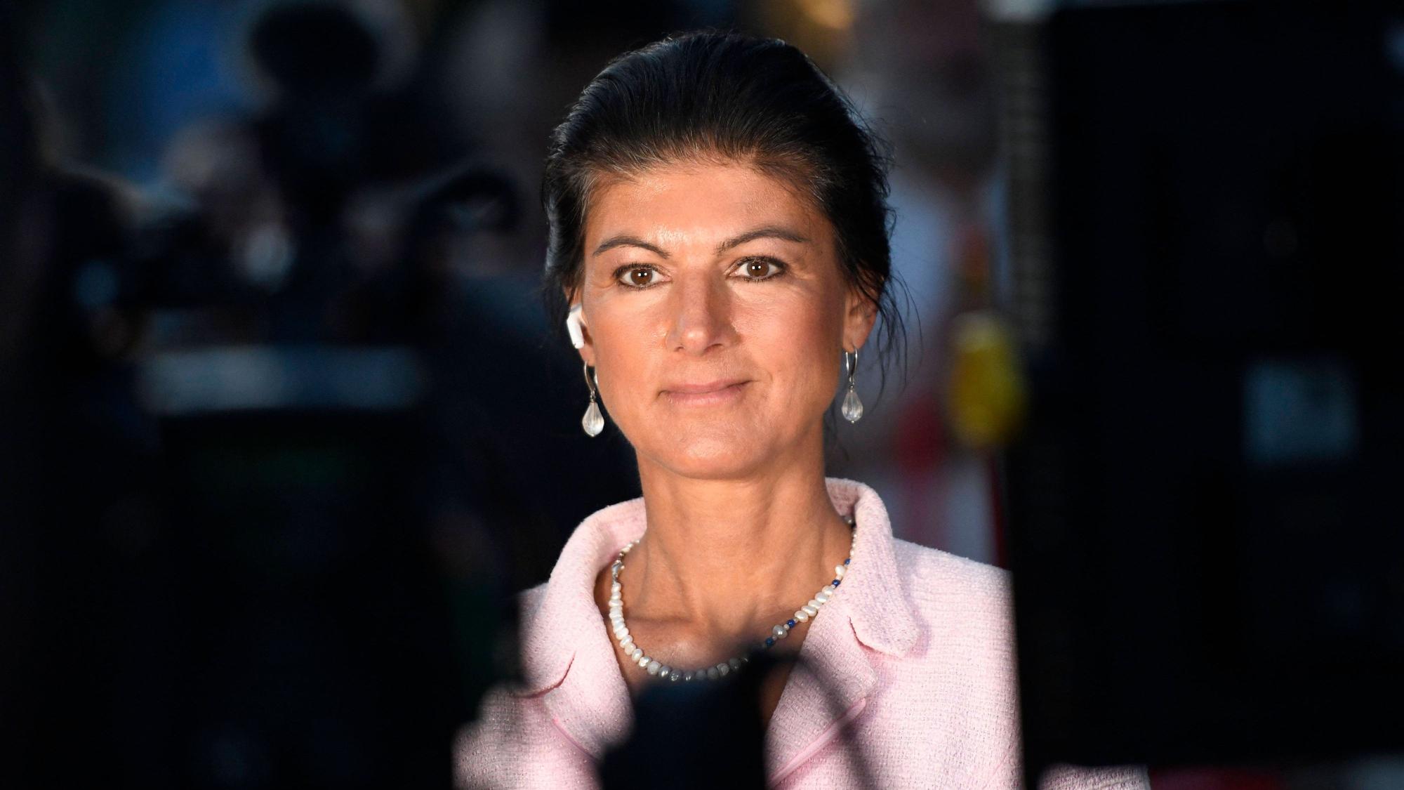Sahra Wagenknecht hat Annalena Baerbock vorgeworfen, „keine Zeitung“ zu lesen und behauptet, Wladimir Putin wolle verhandeln. Derartig realitätsferne Darstellungen haben bei BSW und AfD Methode. (Archivbild)
