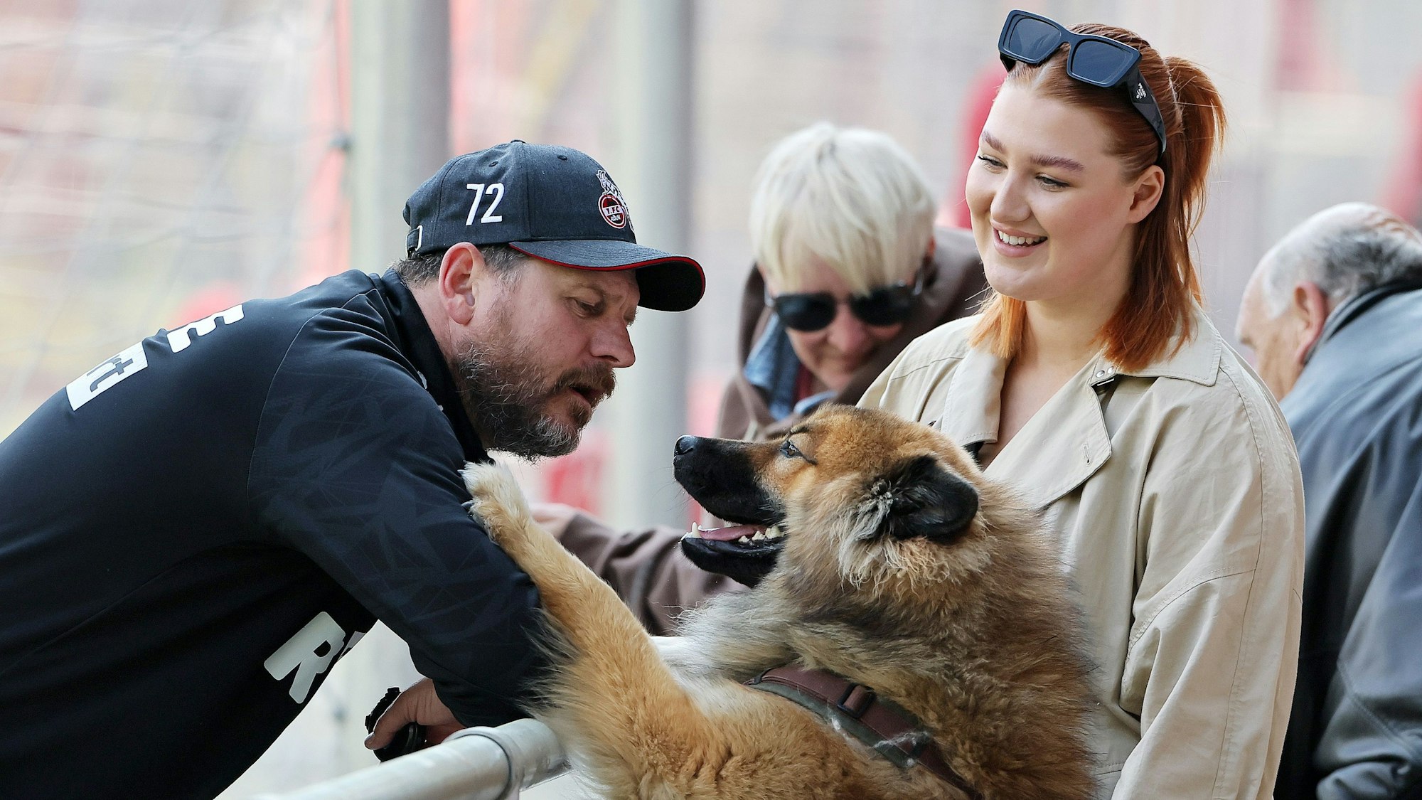 Katja Baumgart und Tochter Emilia (r.) besuchten den ehemaligen FC-Trainer Steffen Baumgart manchmal beim Training. (Archivfoto)