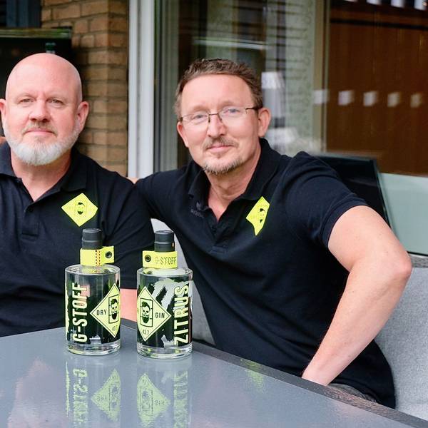 Rüdiger Schulz und Stephan Hemmers mit ihrem Gin.