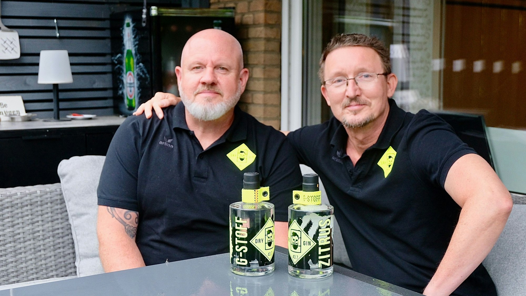 Rüdiger Schulz und Stephan Hemmers mit ihrem Gin.