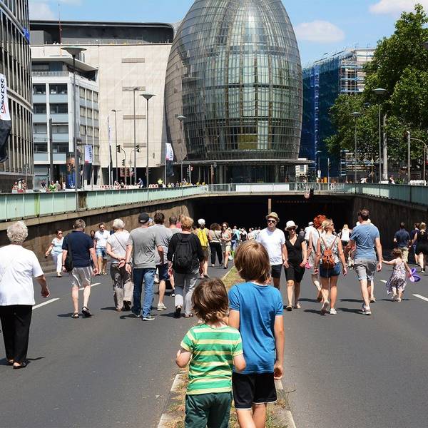 Zu sehen sind Menschen, die über eine autofreie Nord-Süd-Fahrt in Köln laufen.