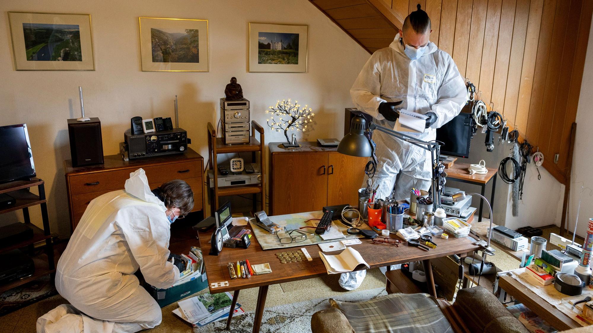 Corina Schneider und Sebastian Baals im Dachgeschosszimmer, wo der Hauseigentümer offenbar hauptsächlich seine letzten Jahre zugebracht hat.