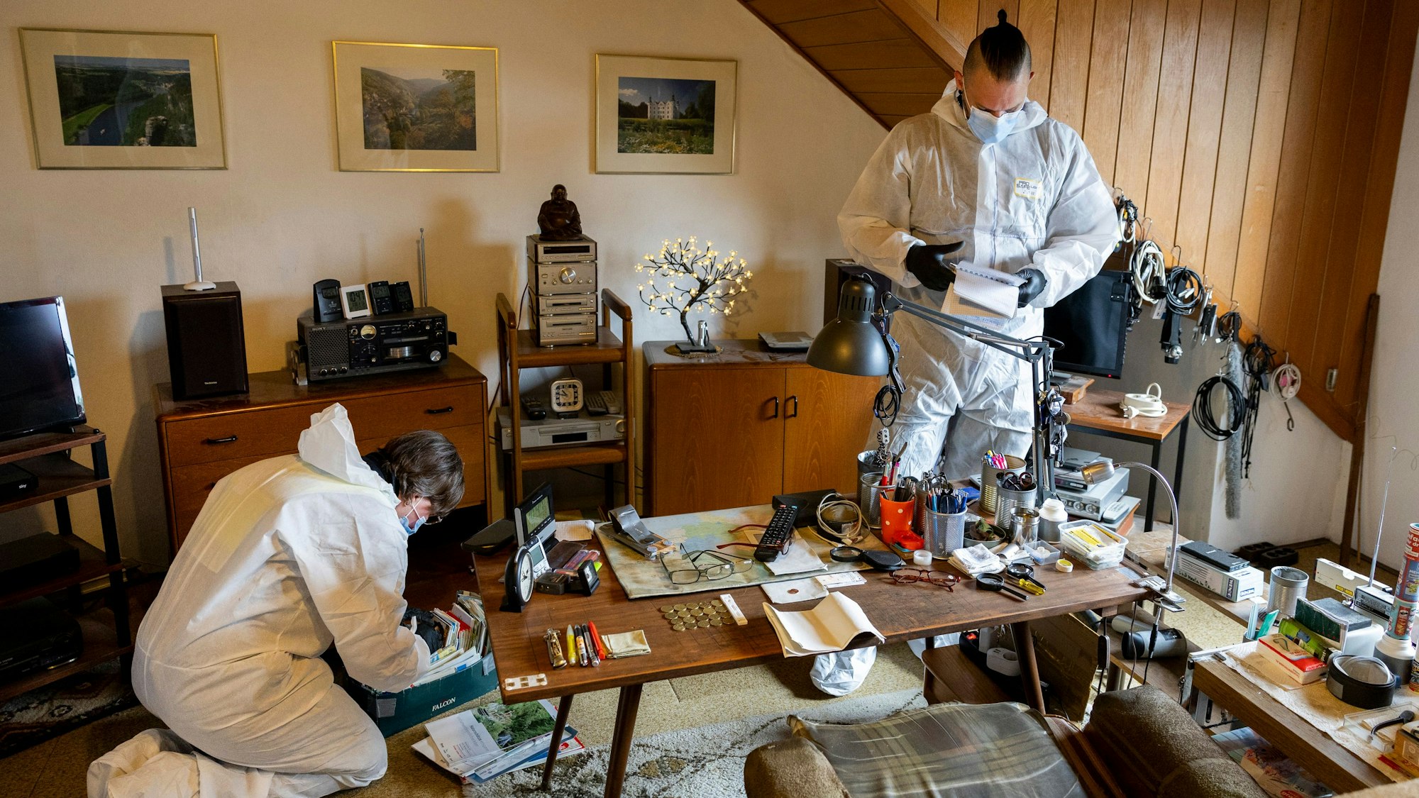 Corina Schneider und Sebastian Baals im Dachgeschosszimmer, wo der Hauseigentümer offenbar hauptsächlich seine letzten Jahre zugebracht hat.
