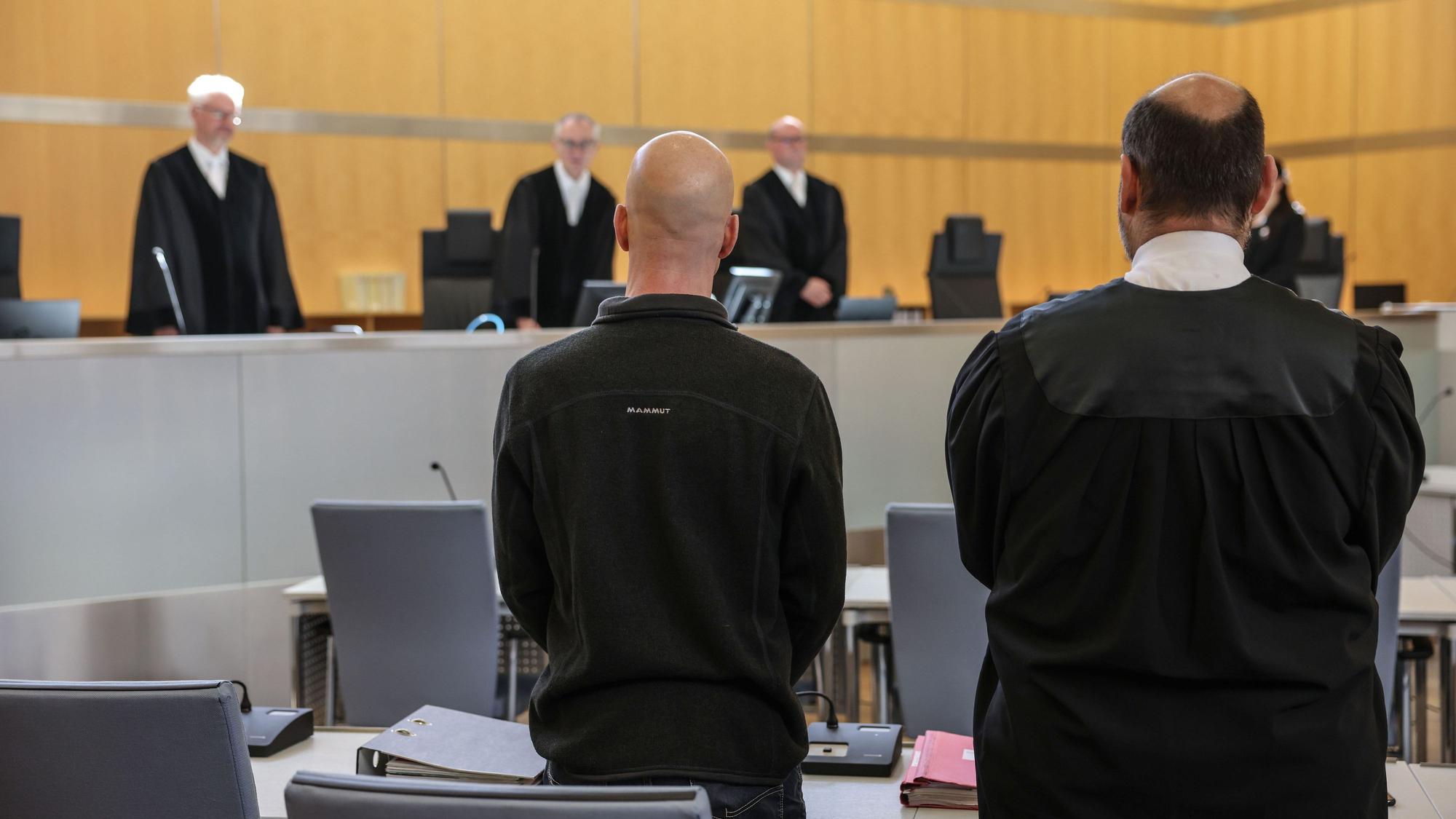 Nordrhein-Westfalen, Düsseldorf: Der Angeklagte (l, vorne) steht neben seinem Anwalt Marvin Schroth (r) im Gerichtssaal. (Archivbild)