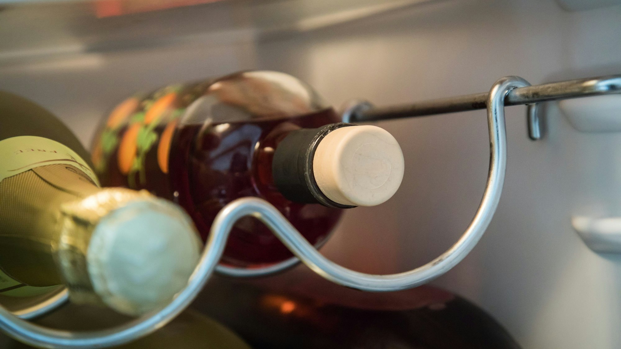 ILLUSTRATION: Damit Farbe und Aroma des Arancello-Likörs nicht an Qualität verlieren, sollte die Flasche dunkel, kühl und fest verschlossen aufbewahrt werden.