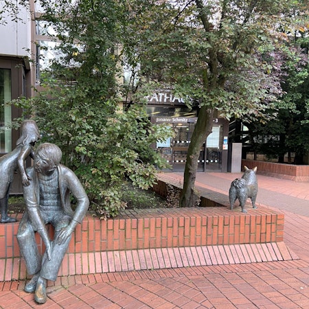 Auf dem Bild ist der Vordereingang des Rathauses zu sehen.