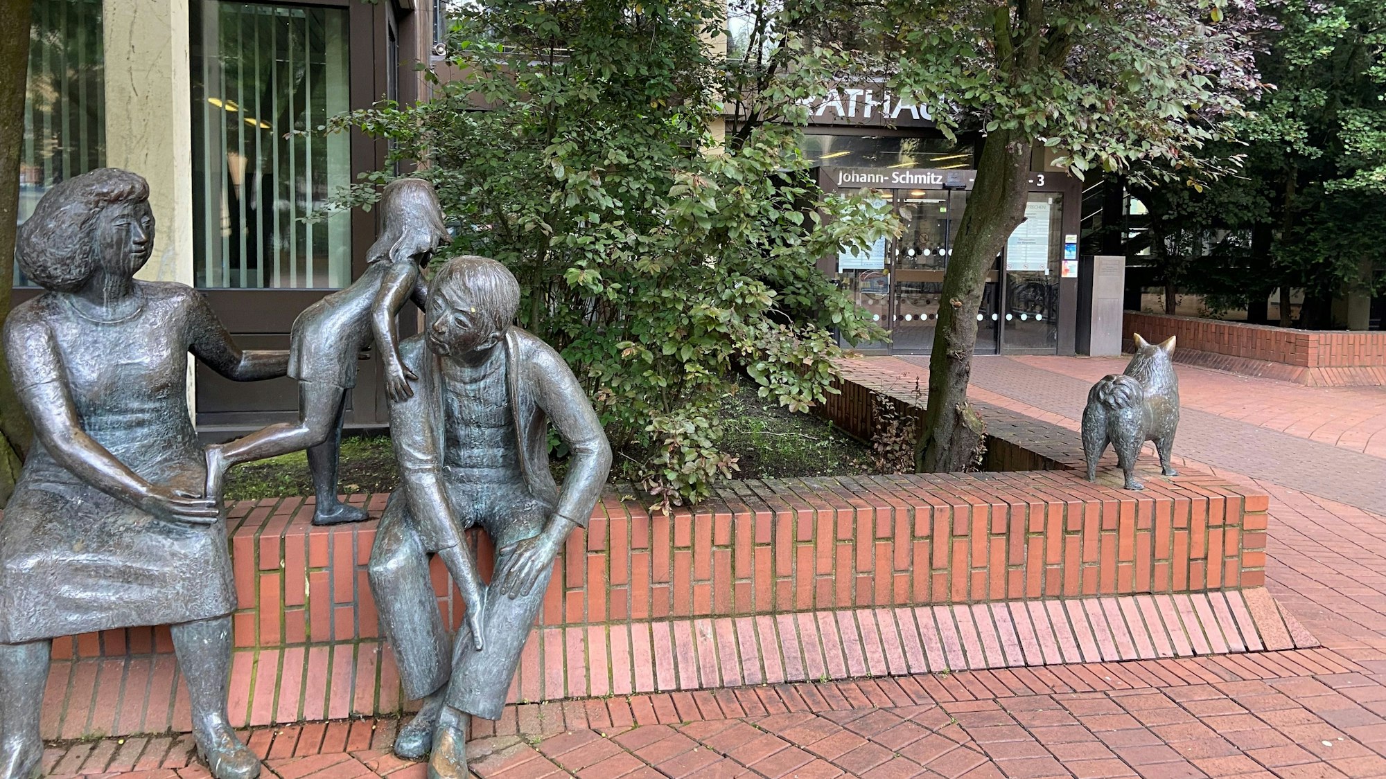 Auf dem Bild ist der Vordereingang des Rathauses Frechen zu sehen.