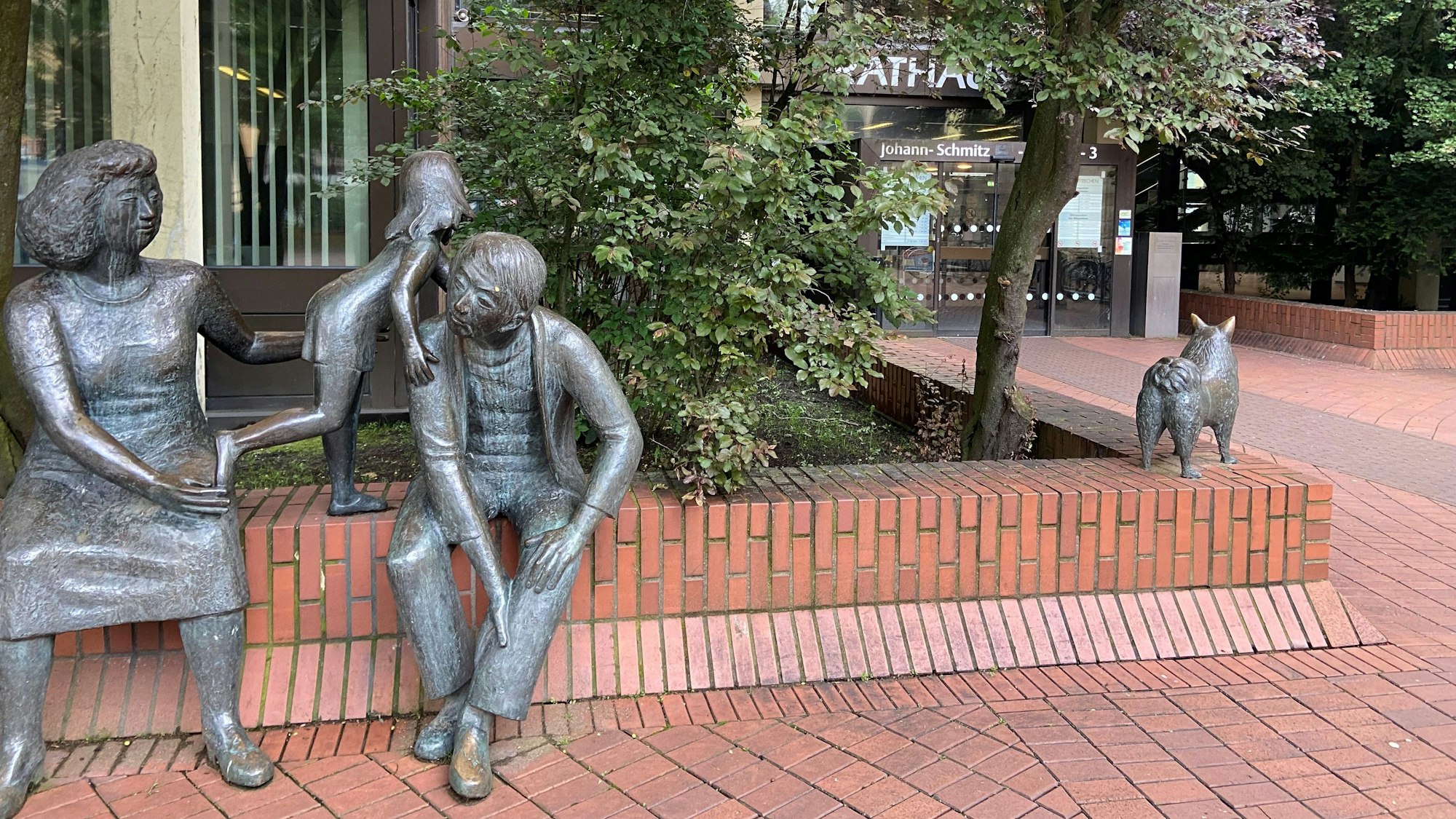 Auf dem Bild ist der Vordereingang des Rathauses zu sehen.