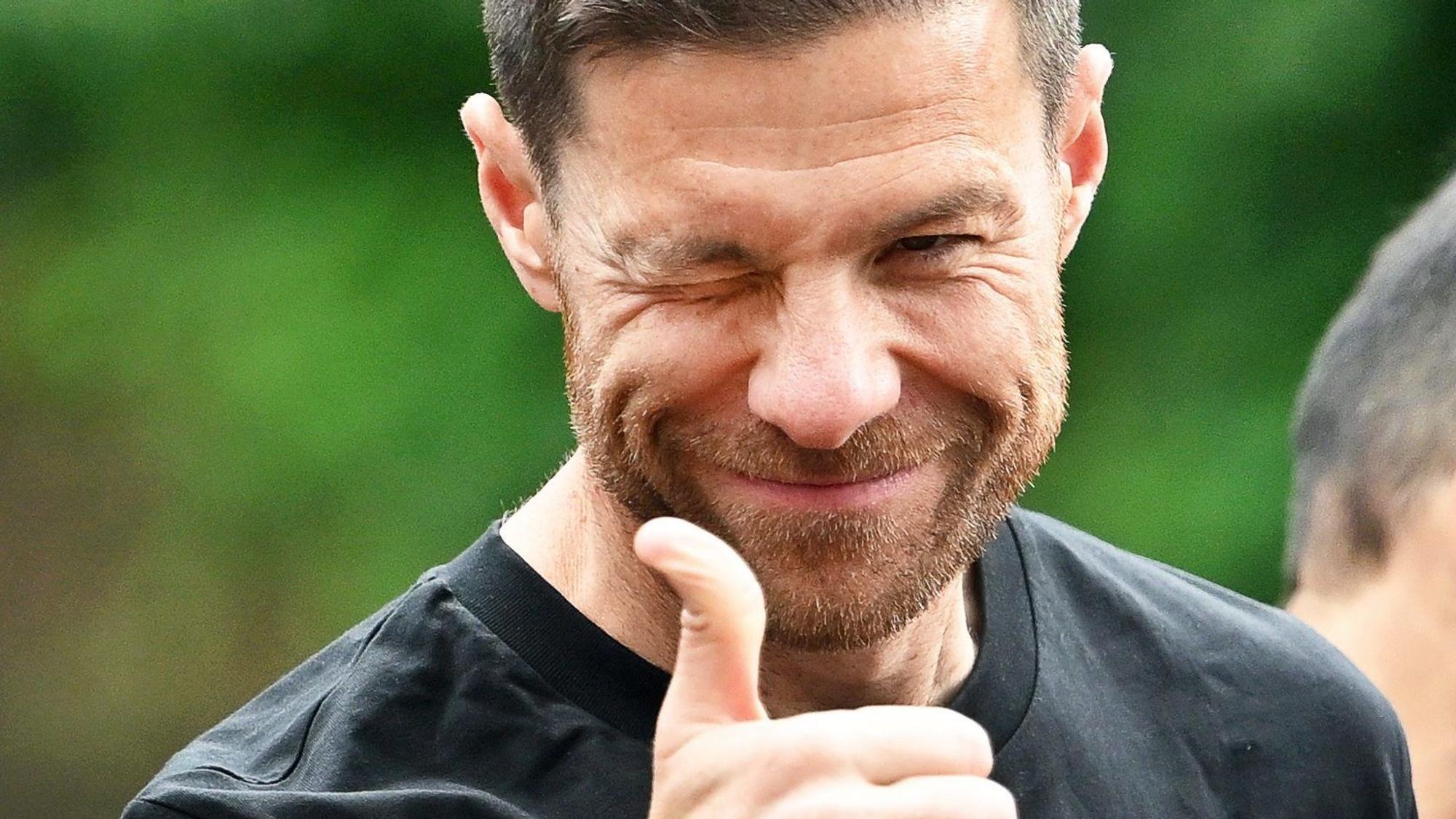 26.05.2024, Nordrhein-Westfalen, Leverkusen: Leverkusens Trainer Xabi Alonso gestikuliert bei einem Autokorso von Schloss Morsbroich zur BayArena. Durch den 1:0-Sieg gegen den 1. FC Kaiserslautern hat Bayer Leverkusen den DFB-Pokal gewonnen und damit nach dem Gewinn der deutschen Meisterschaft das Double perfekt gemacht. - recrop Foto: Marius Becker/dpa +++ dpa-Bildfunk +++