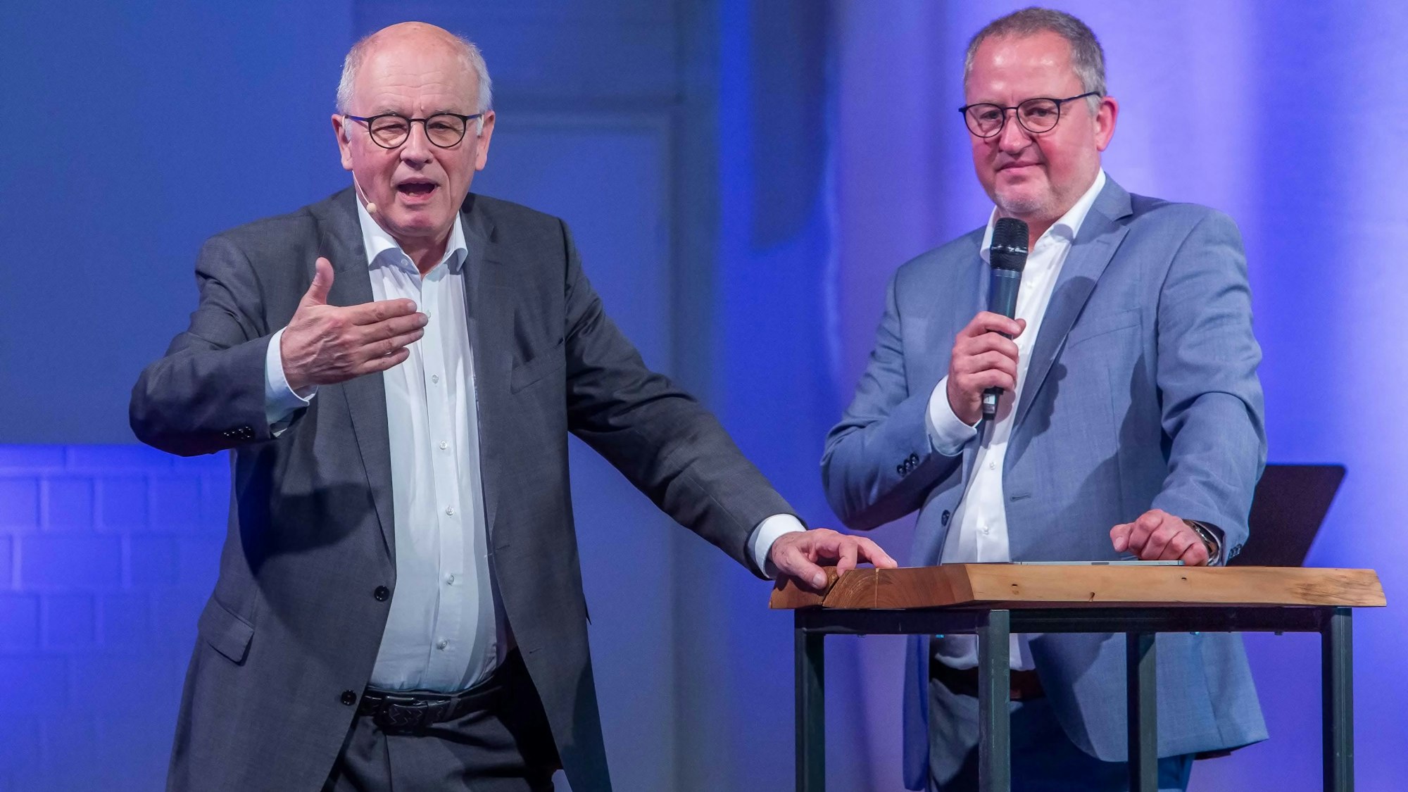 Volker Kauder bei einem Vortrag auf der Bühne in der Evangelisch-Freikirchlichen Gemeinde Derschlag.